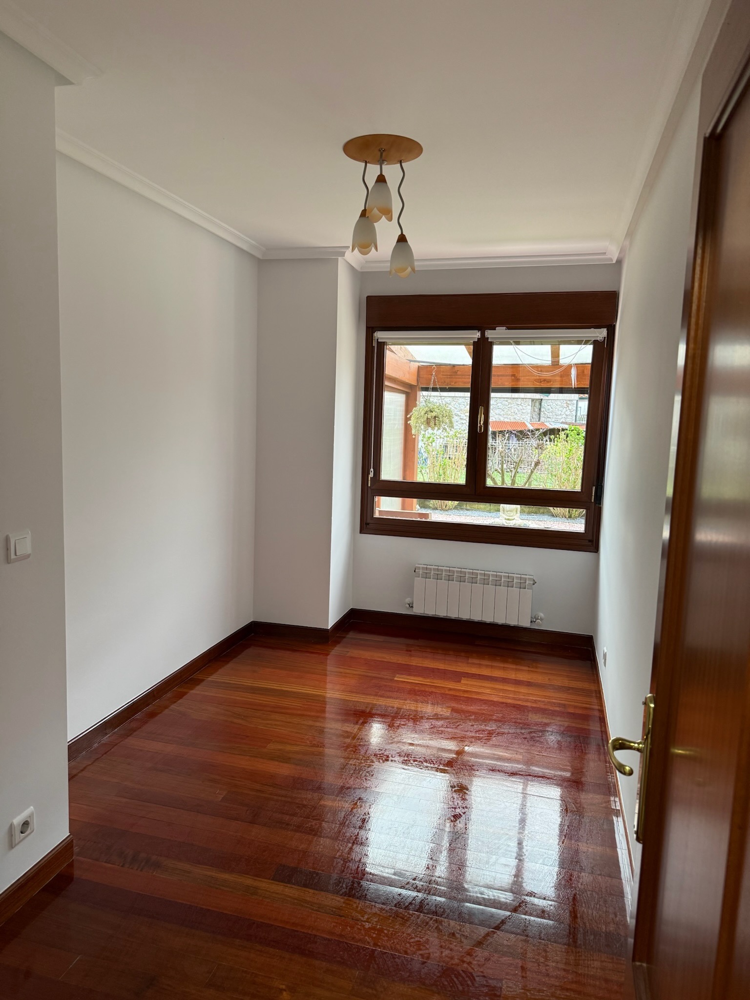 Habitación con paredes claras y molduras blancas, trabajo de Pinturas Campete
